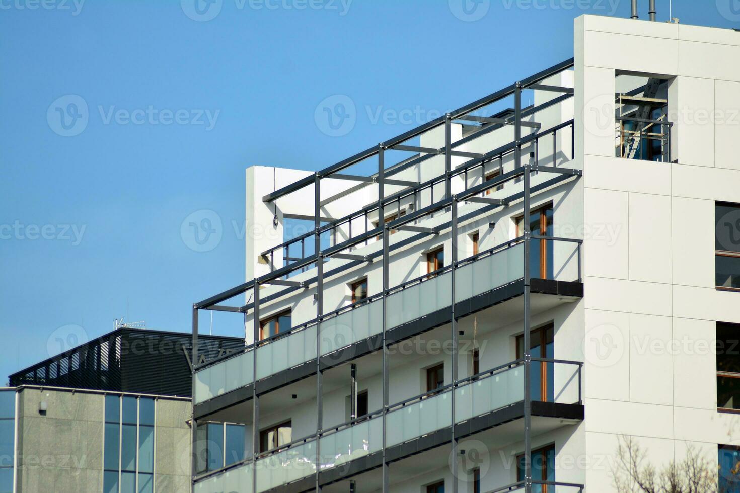 modern en nieuw appartement gebouw. met meerdere verdiepingen, modern, nieuw en elegant leven blok van flats. foto