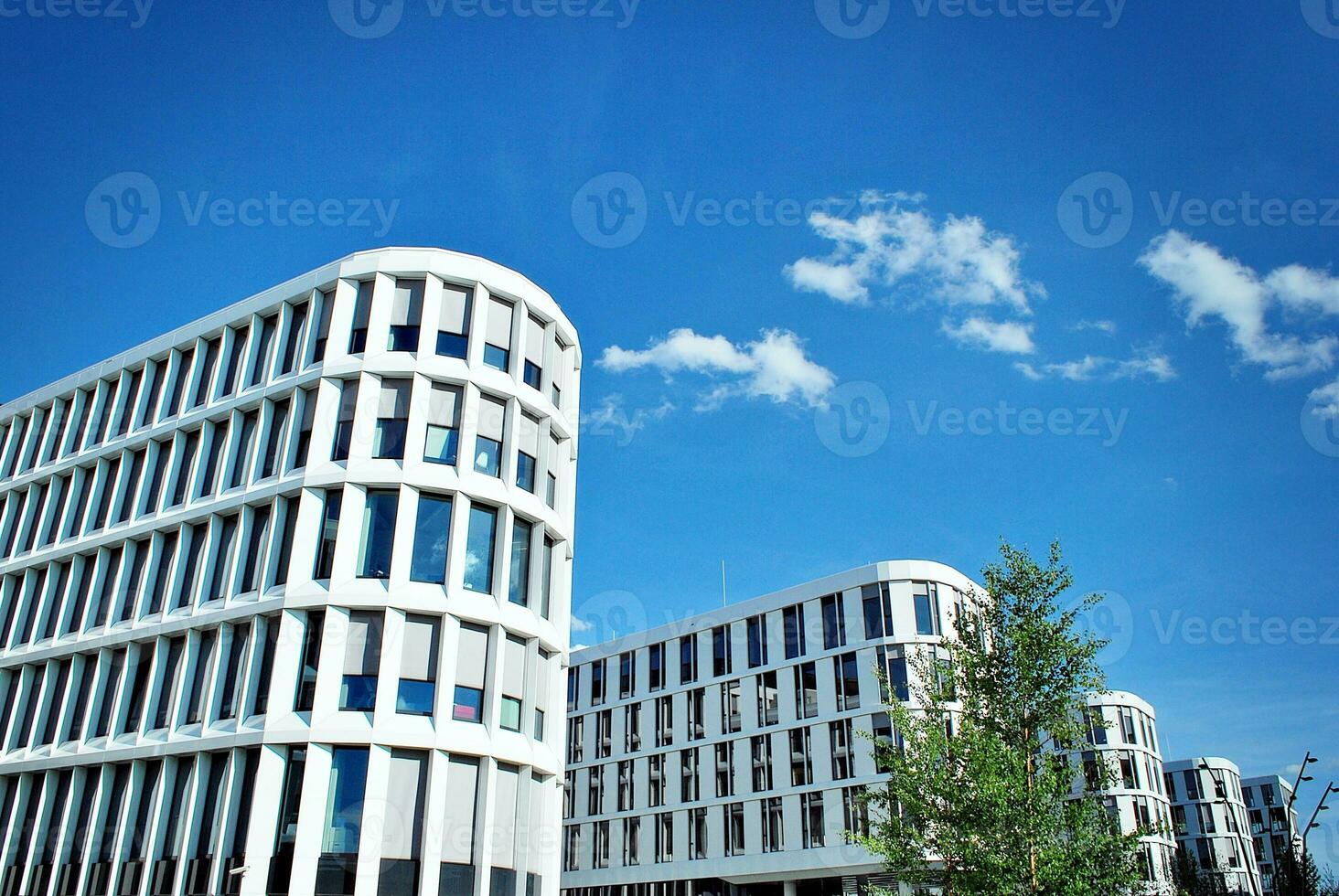 abstract detailopname van de glas bekleed facade van een modern gebouw gedekt in reflecterende bord glas. architectuur abstract achtergrond. glas muur en facade detail. foto