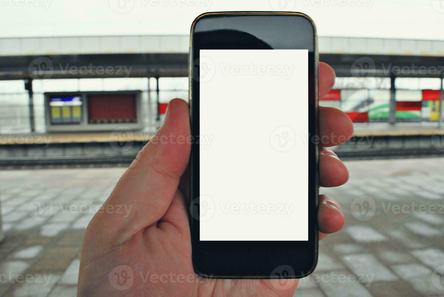 hand- Holding smartphone met metro station achtergrond foto