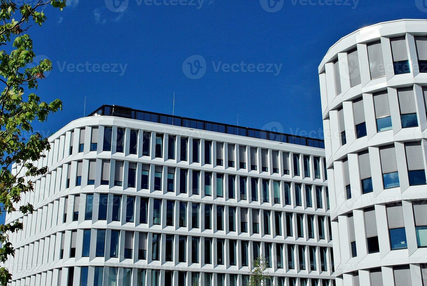 abstract detailopname van de glas bekleed facade van een modern gebouw gedekt in reflecterende bord glas. architectuur abstract achtergrond. glas muur en facade detail. foto