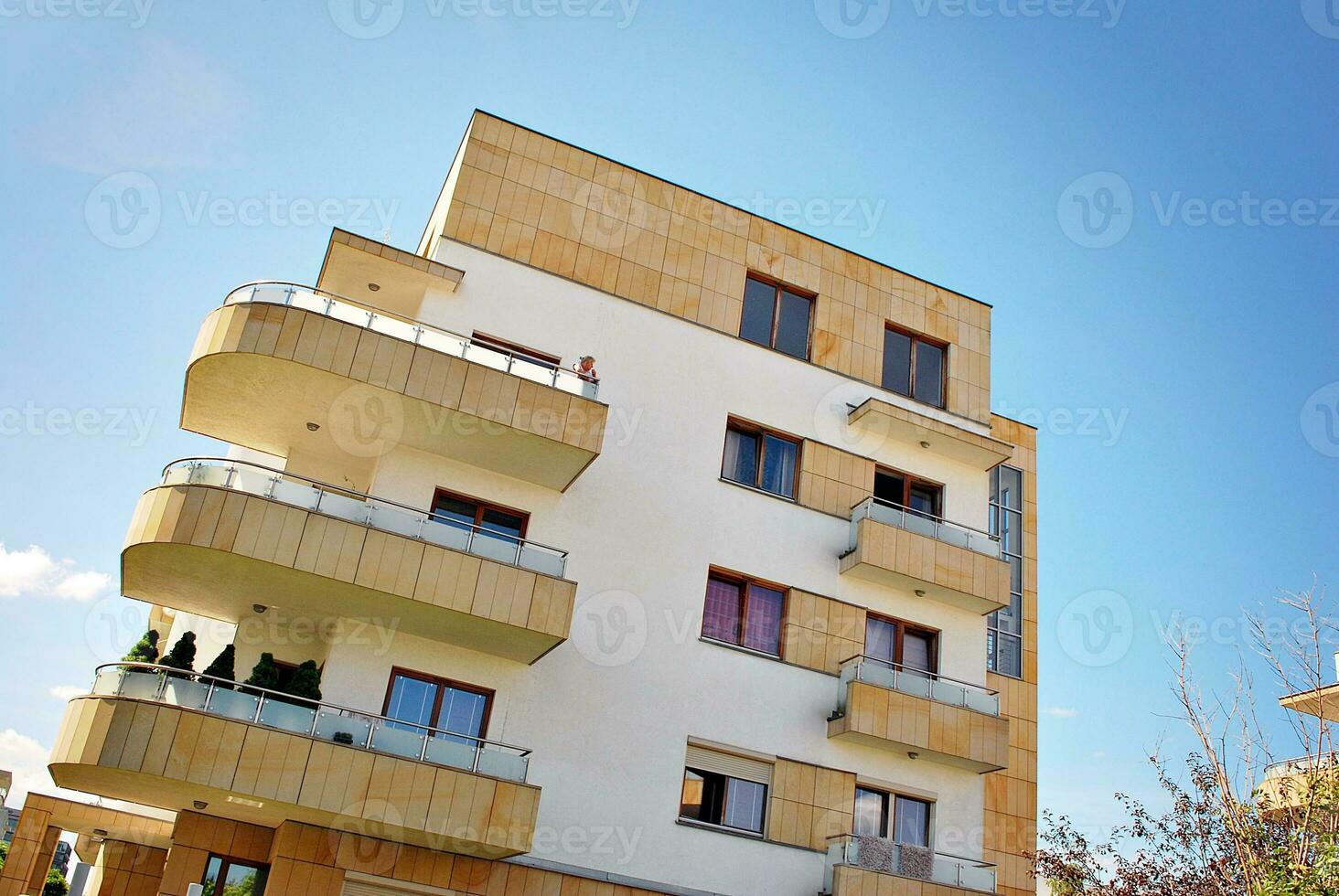 modern en nieuw appartement gebouw. met meerdere verdiepingen, modern, nieuw en elegant leven blok van flats. foto