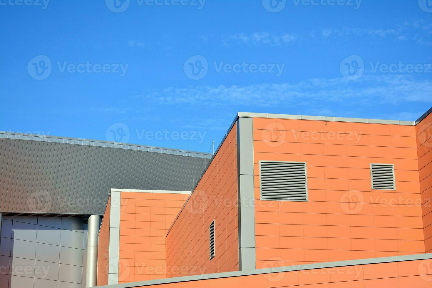 abstract detailopname van de glas bekleed facade van een modern gebouw gedekt in reflecterende bord glas. architectuur abstract achtergrond. glas muur en facade detail. foto