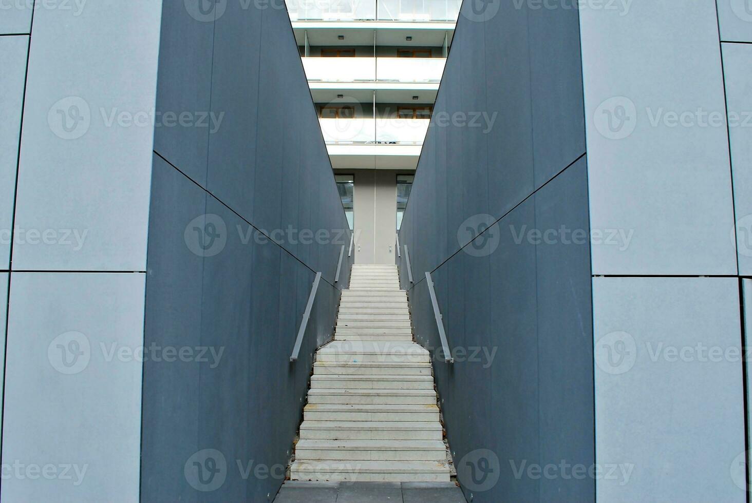 abstract detailopname van de glas bekleed facade van een modern gebouw gedekt in reflecterende bord glas. architectuur abstract achtergrond. glas muur en facade detail. foto