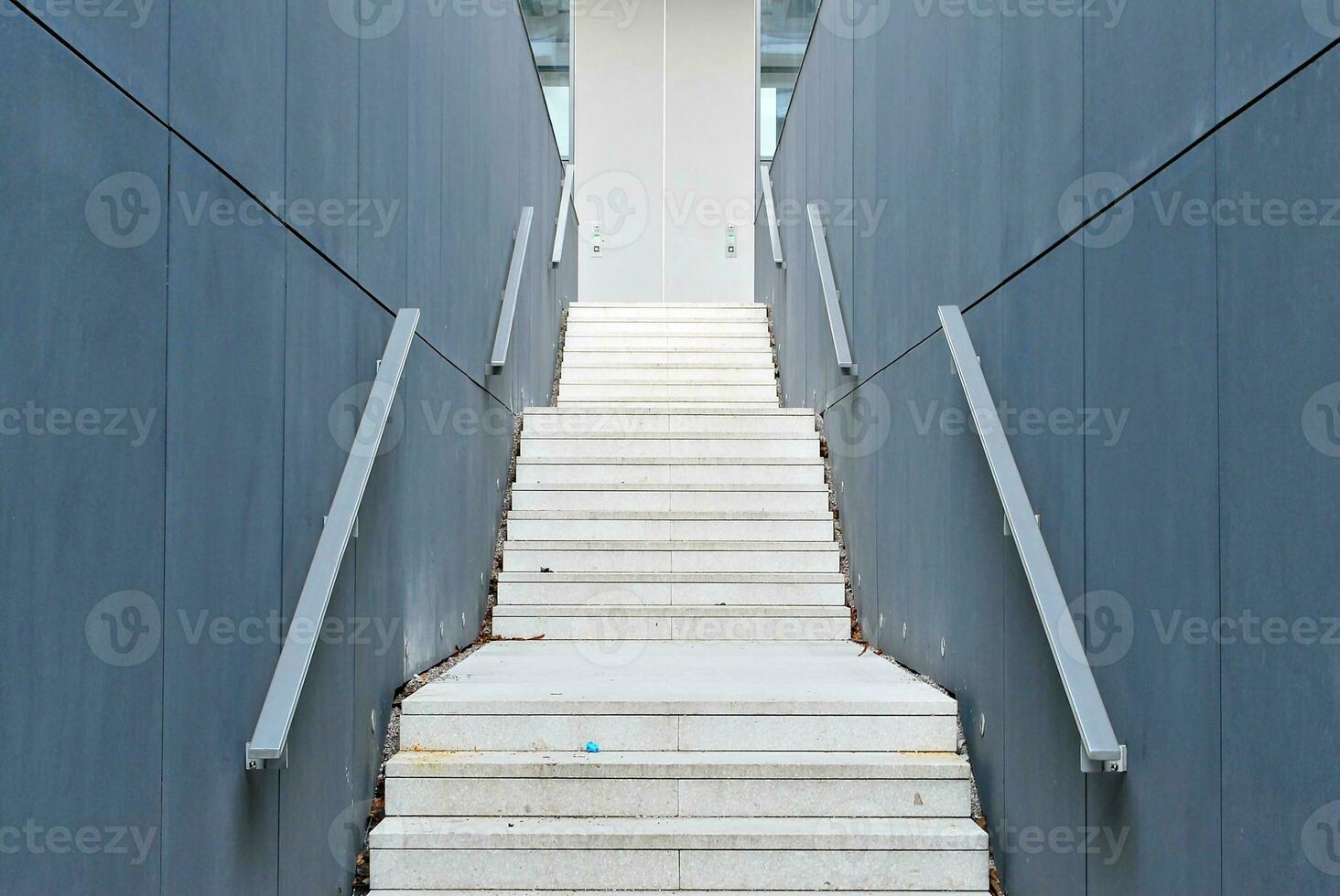 abstract detailopname van de glas bekleed facade van een modern gebouw gedekt in reflecterende bord glas. architectuur abstract achtergrond. glas muur en facade detail. foto