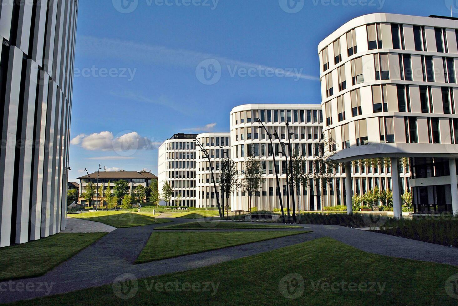 abstract detailopname van de glas bekleed facade van een modern gebouw gedekt in reflecterende bord glas. architectuur abstract achtergrond. glas muur en facade detail. foto