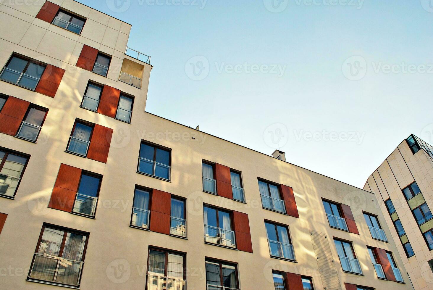 modern en nieuw appartement gebouw. met meerdere verdiepingen, modern, nieuw en elegant leven blok van flats. foto