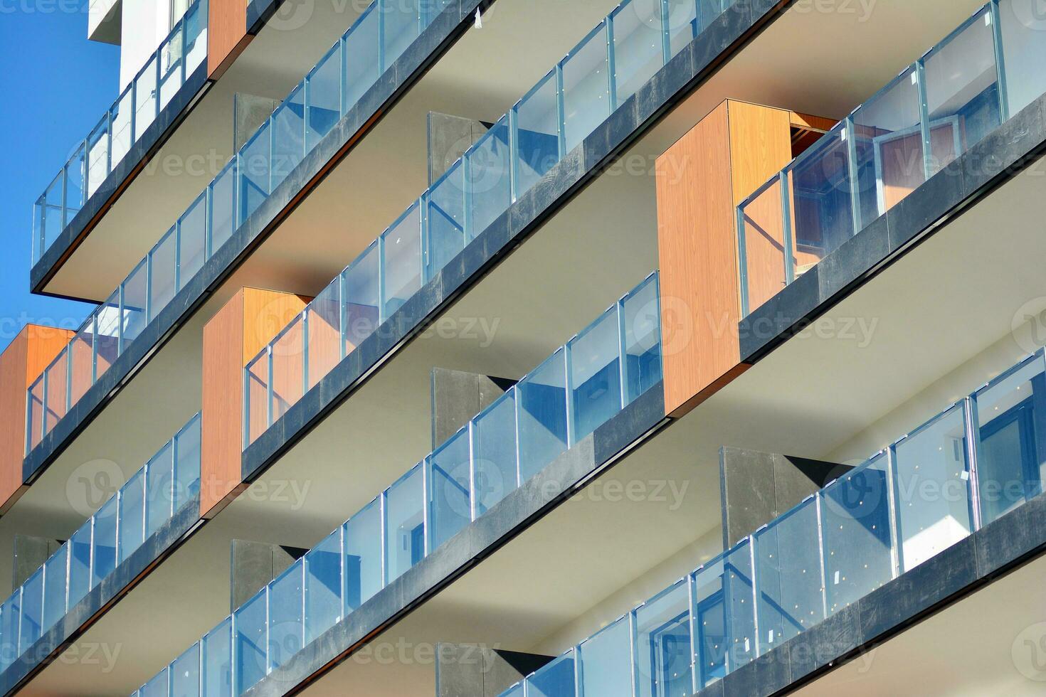 modern en nieuw appartement gebouw. met meerdere verdiepingen, modern, nieuw en elegant leven blok van flats. foto