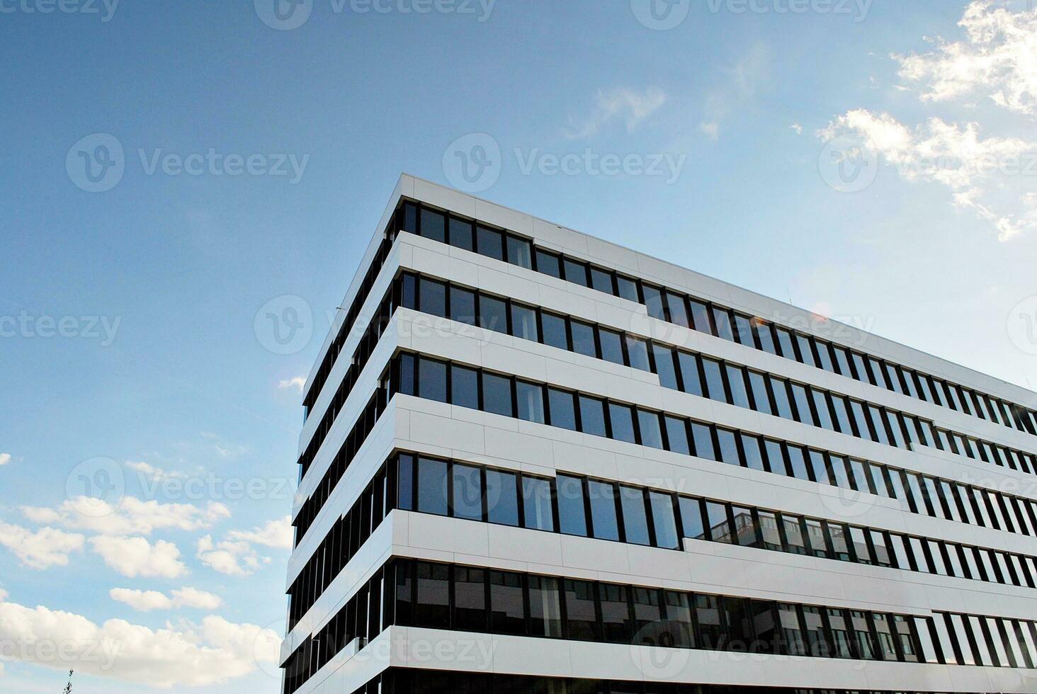 abstract detailopname van de glas bekleed facade van een modern gebouw gedekt in reflecterende bord glas. architectuur abstract achtergrond. glas muur en facade detail. foto