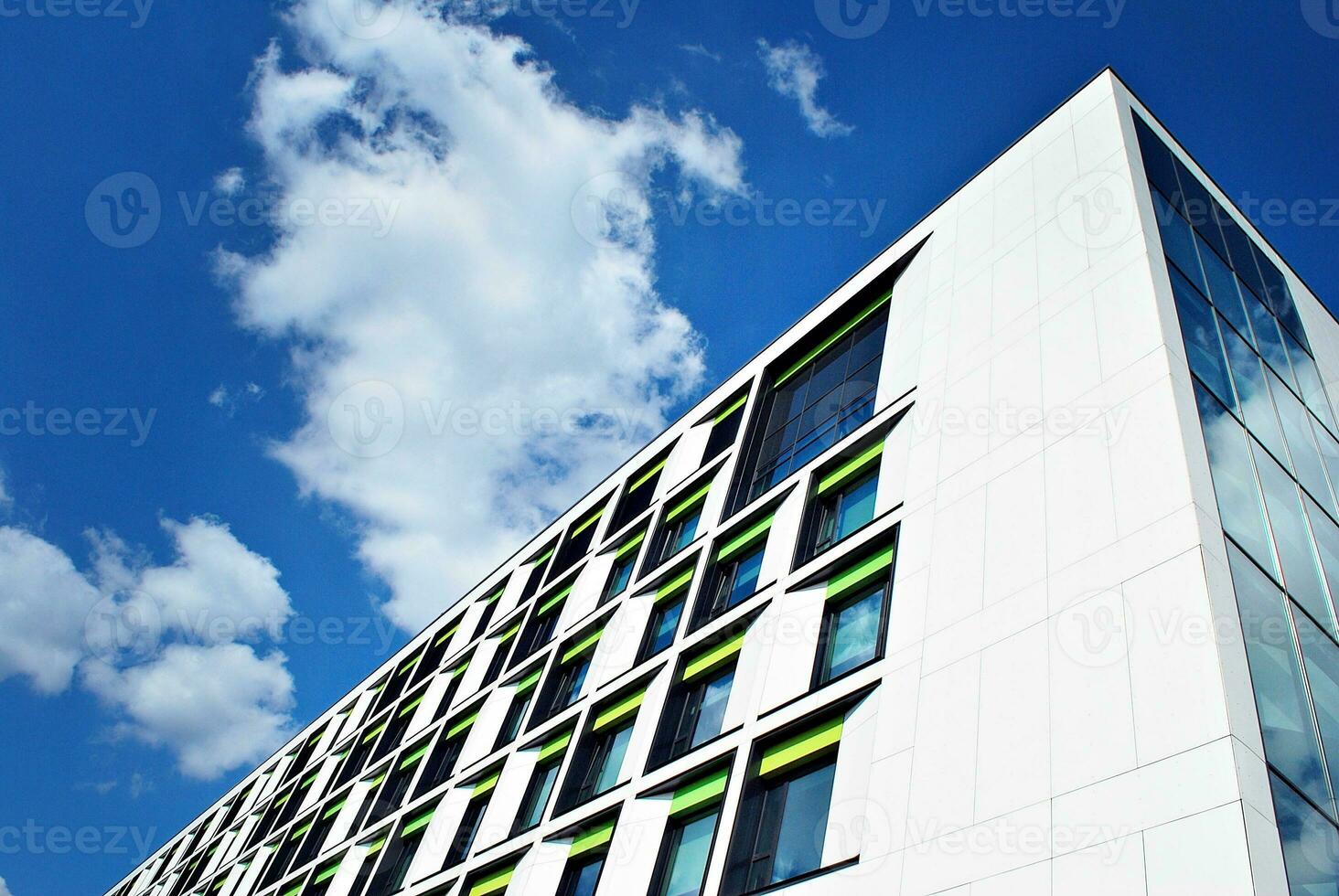 abstract detailopname van de glas bekleed facade van een modern gebouw gedekt in reflecterende bord glas. architectuur abstract achtergrond. glas muur en facade detail. foto