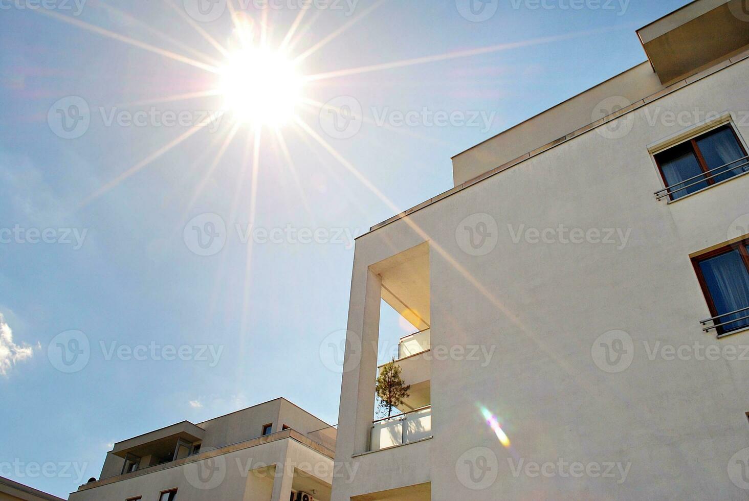 modern en nieuw appartement gebouw. met meerdere verdiepingen, modern, nieuw en elegant leven blok van flats. foto