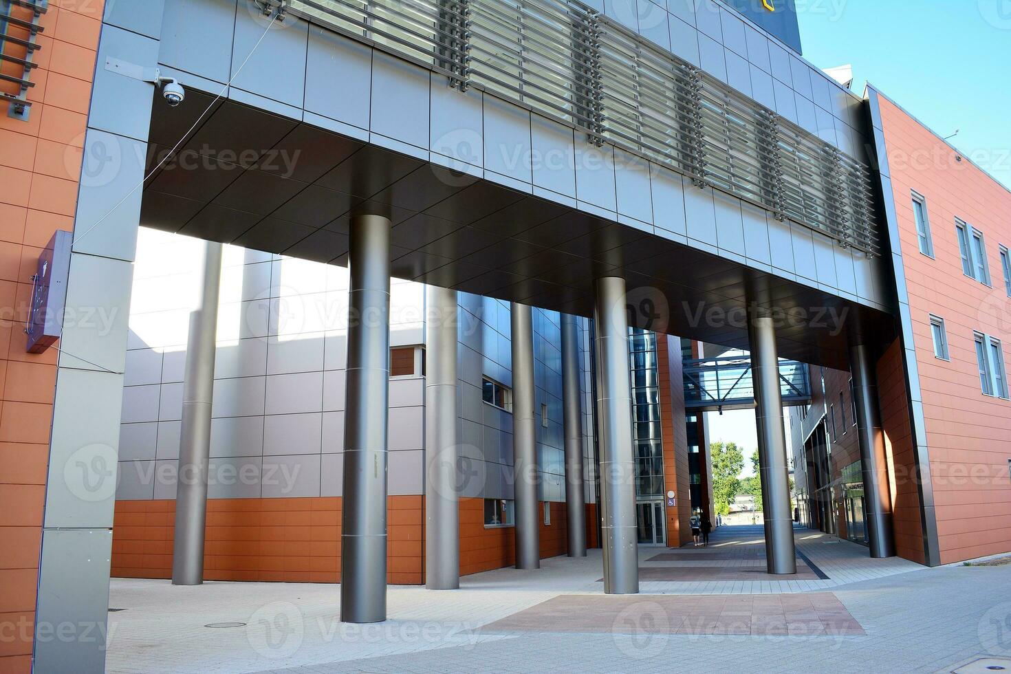 abstract detailopname van de glas bekleed facade van een modern gebouw gedekt in reflecterende bord glas. architectuur abstract achtergrond. glas muur en facade detail. foto