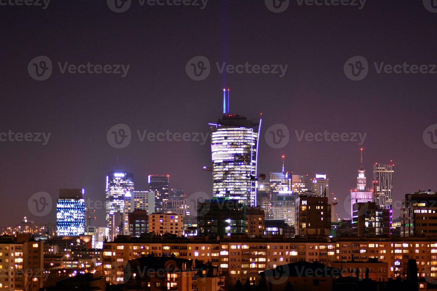 visie van Bij nacht glas gebouwen en modern bedrijf wolkenkrabbers,. visie van modern wolkenkrabbers en bedrijf gebouwen in binnenstad. groot stad Bij nacht. foto