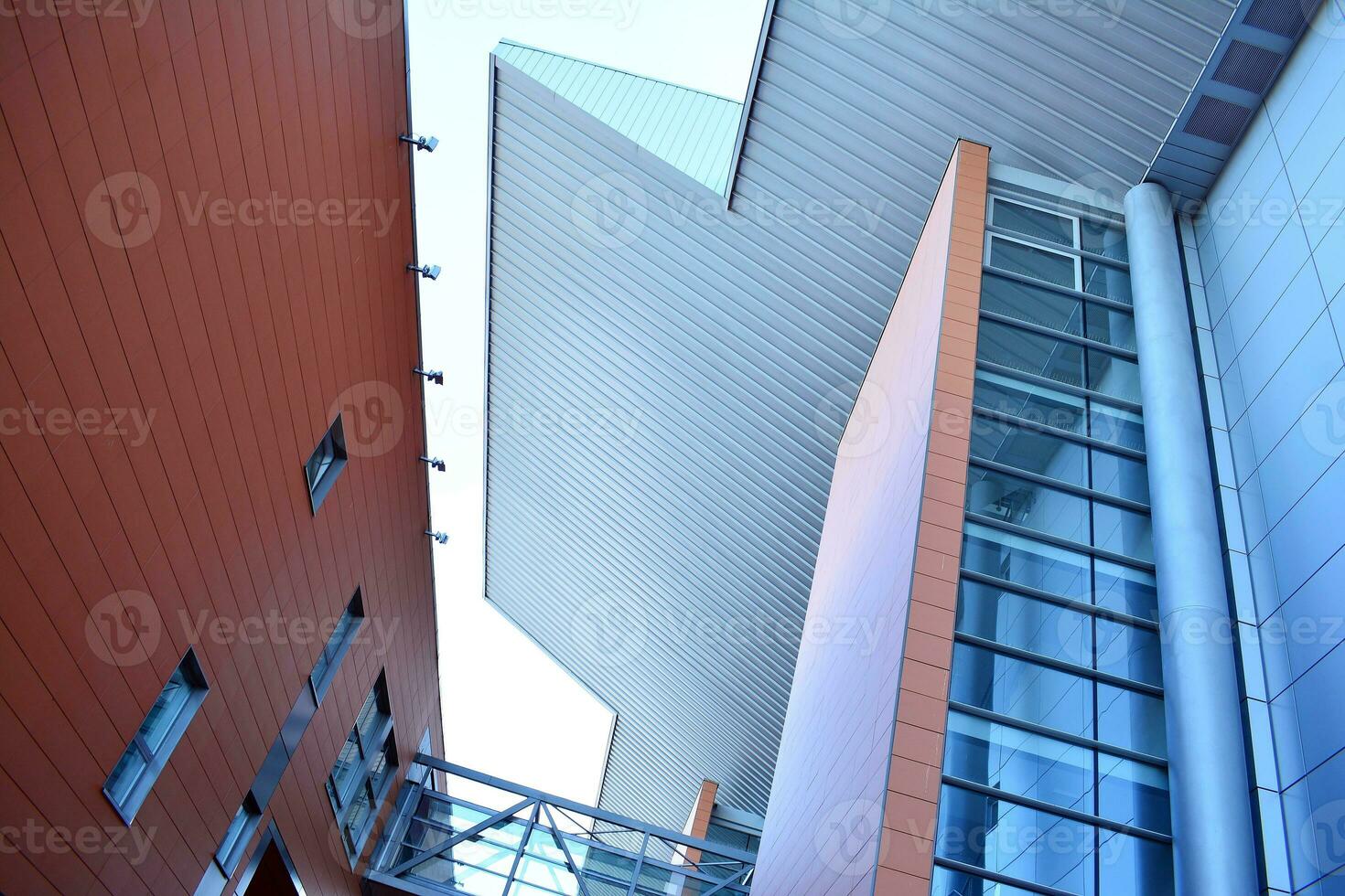 abstract detailopname van de glas bekleed facade van een modern gebouw gedekt in reflecterende bord glas. architectuur abstract achtergrond. glas muur en facade detail. foto