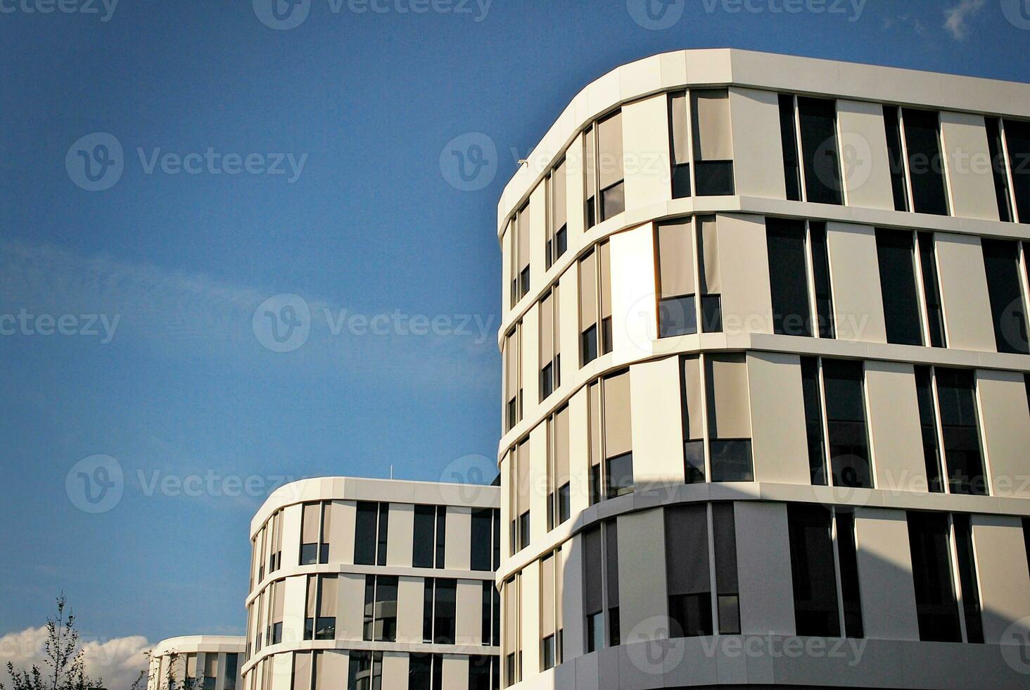 abstract detailopname van de glas bekleed facade van een modern gebouw gedekt in reflecterende bord glas. architectuur abstract achtergrond. glas muur en facade detail. foto