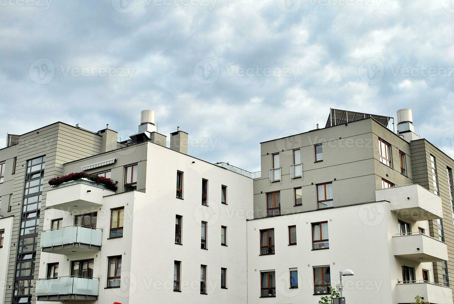 modern en nieuw appartement gebouw. met meerdere verdiepingen, modern, nieuw en elegant leven blok van flats. foto