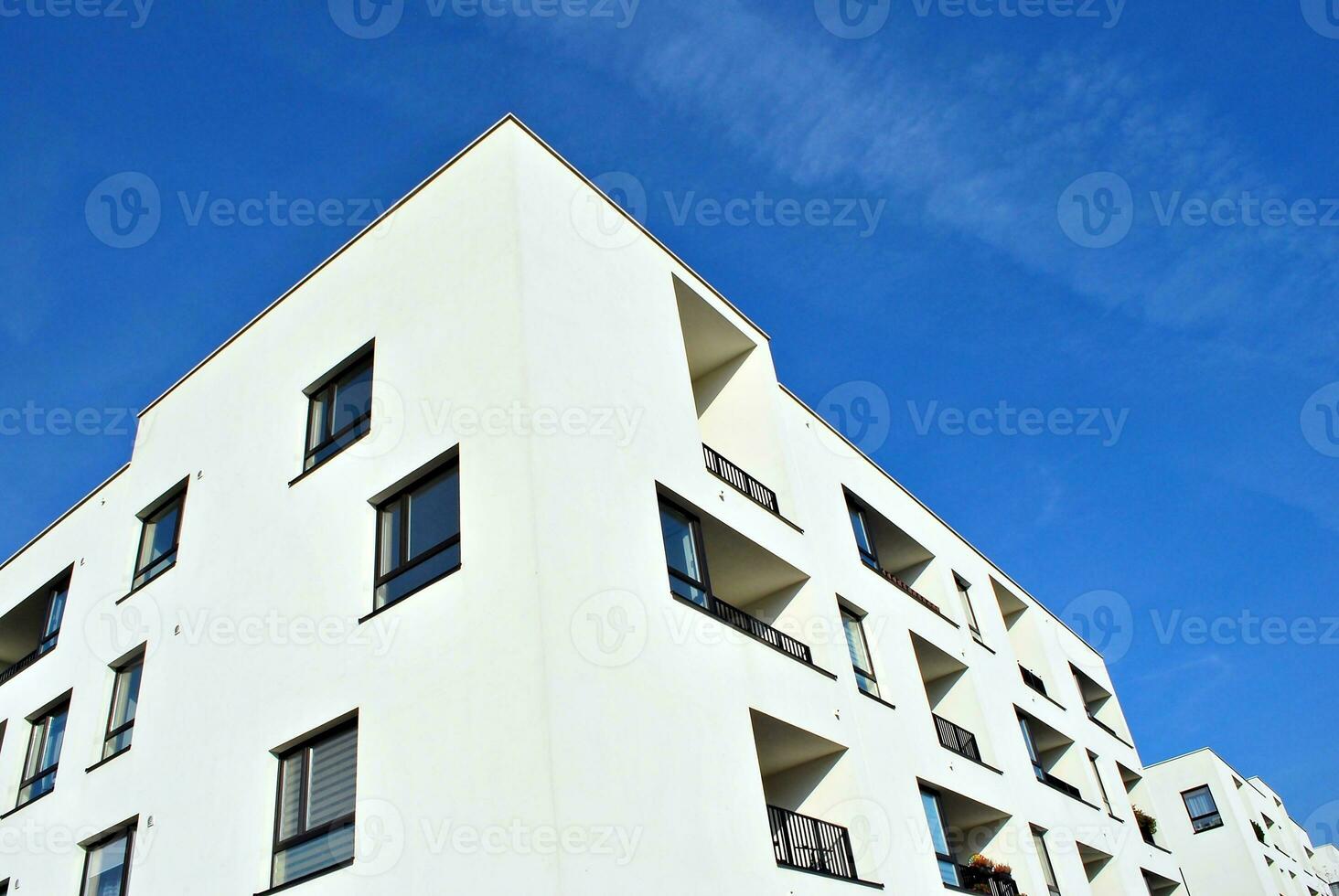 modern en nieuw appartement gebouw. met meerdere verdiepingen, modern, nieuw en elegant leven blok van flats. foto