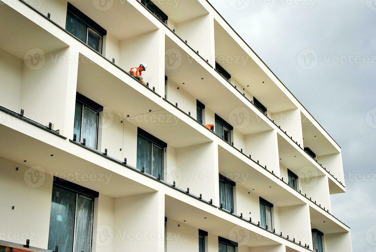 modern en nieuw appartement gebouw. met meerdere verdiepingen, modern, nieuw en elegant leven blok van flats. foto