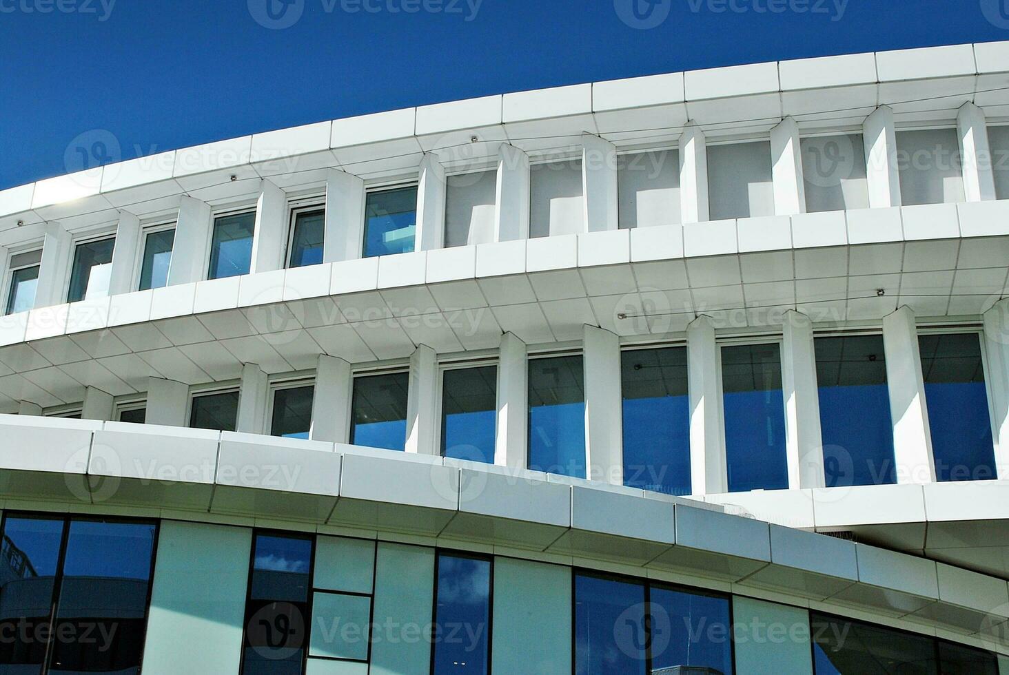 abstract detailopname van de glas bekleed facade van een modern gebouw gedekt in reflecterende bord glas. architectuur abstract achtergrond. glas muur en facade detail. foto