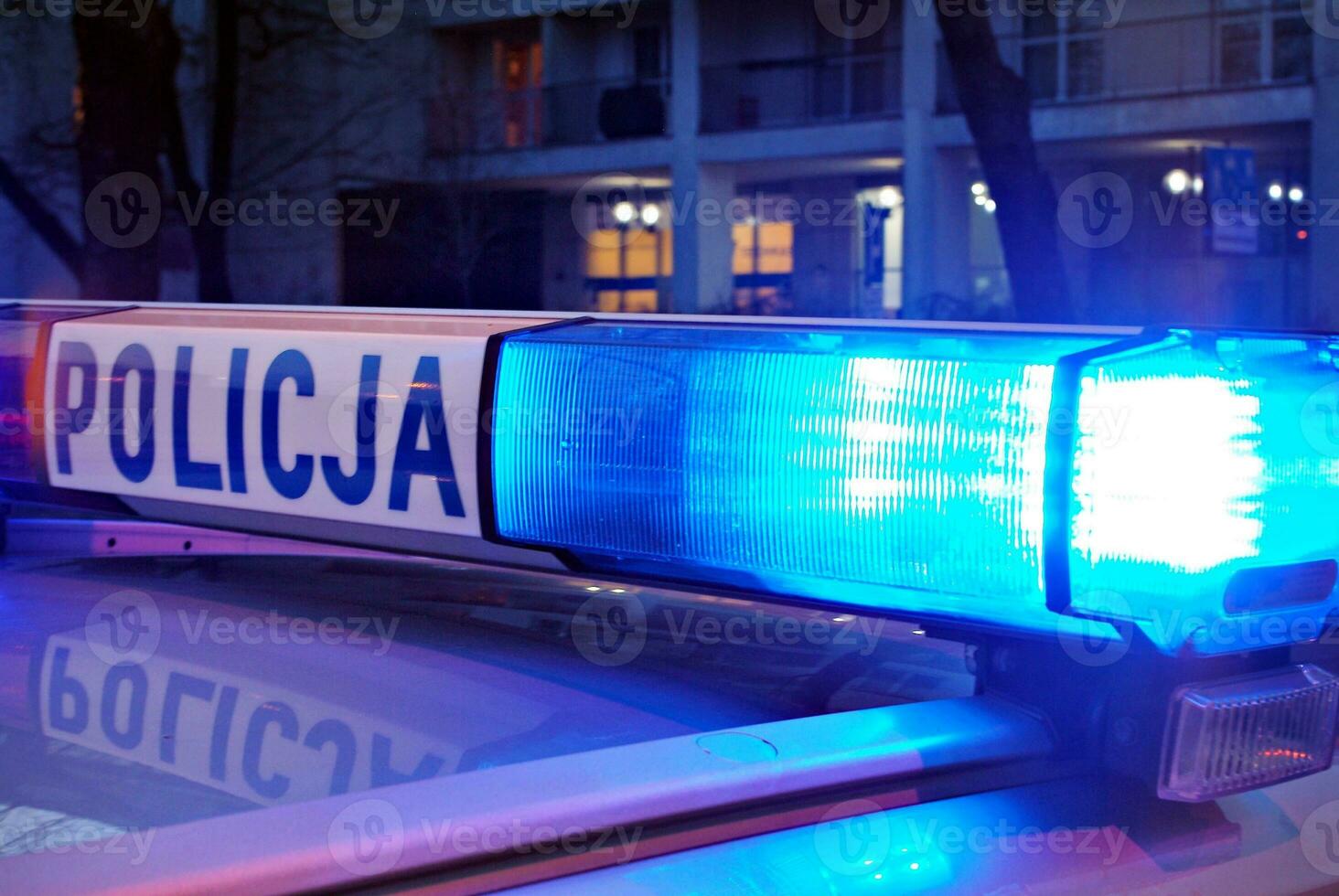 blauw knipperende sirenes van politieauto tijdens de wegversperring in de stad foto