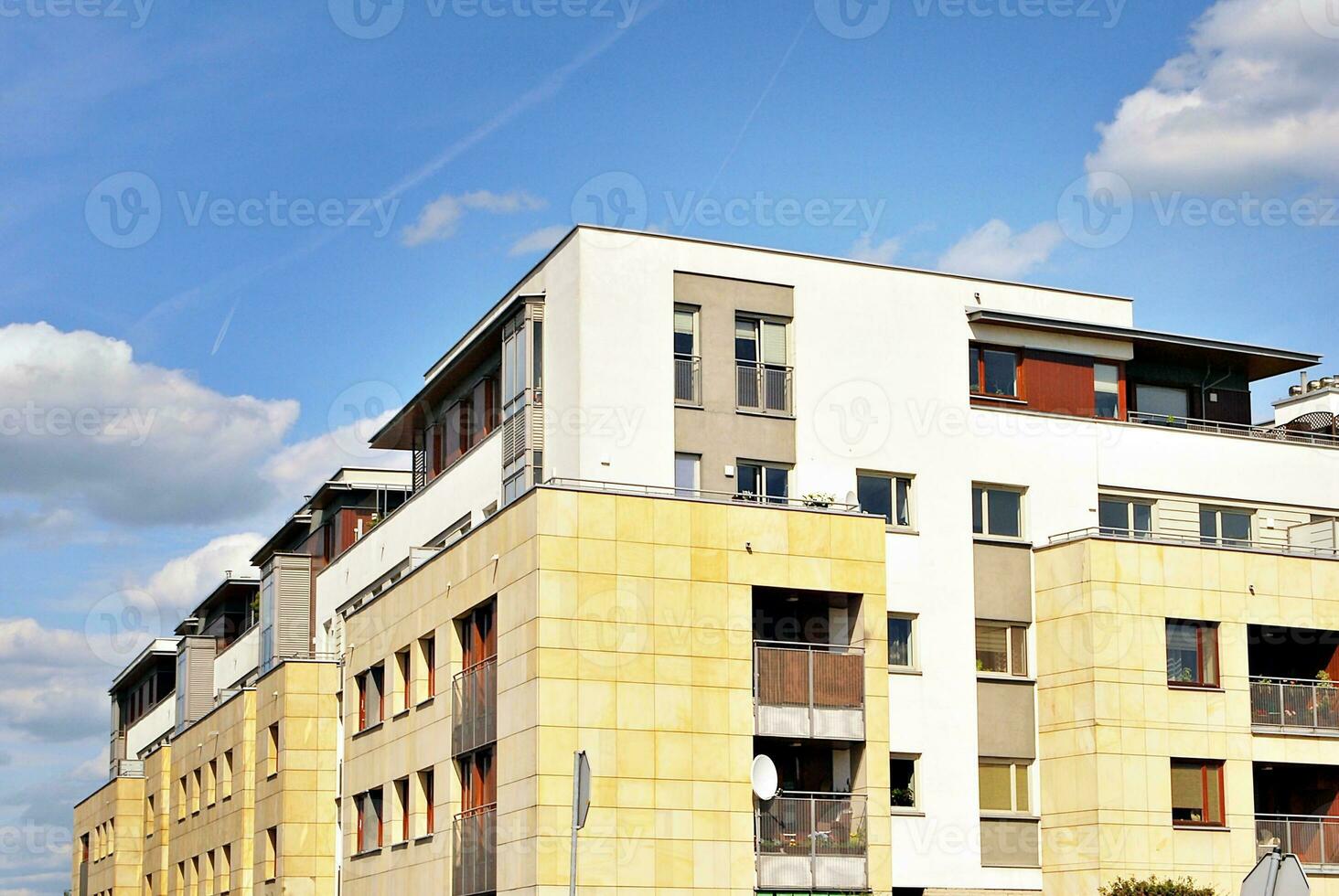 modern en nieuw appartement gebouw. met meerdere verdiepingen, modern, nieuw en elegant leven blok van flats. foto