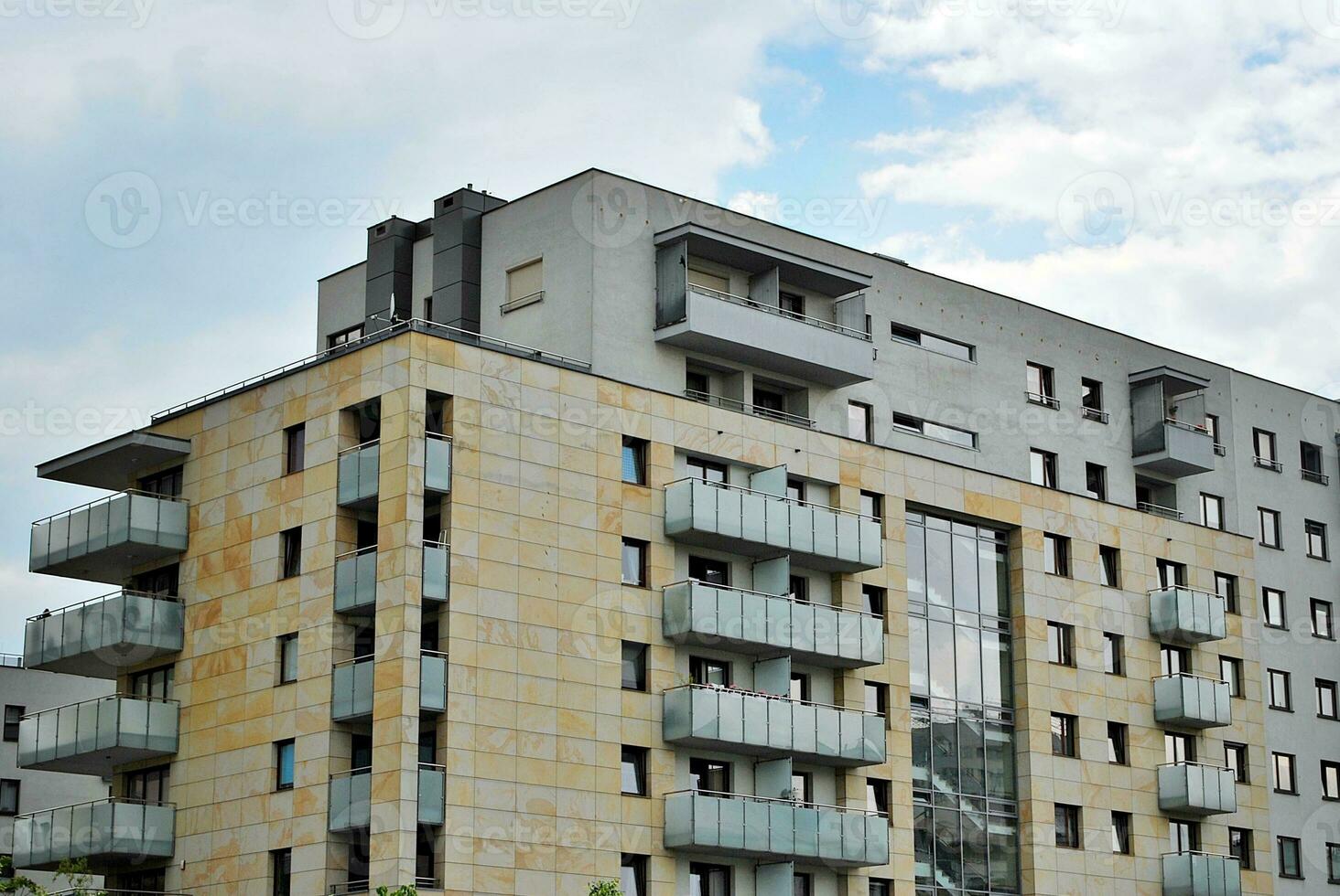 modern en nieuw appartement gebouw. met meerdere verdiepingen, modern, nieuw en elegant leven blok van flats. foto