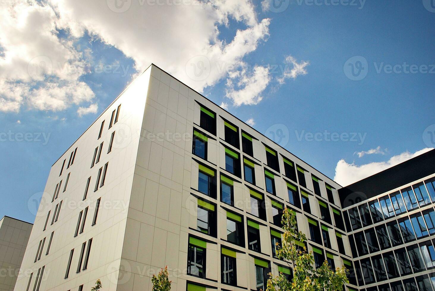 abstract detailopname van de glas bekleed facade van een modern gebouw gedekt in reflecterende bord glas. architectuur abstract achtergrond. glas muur en facade detail. foto