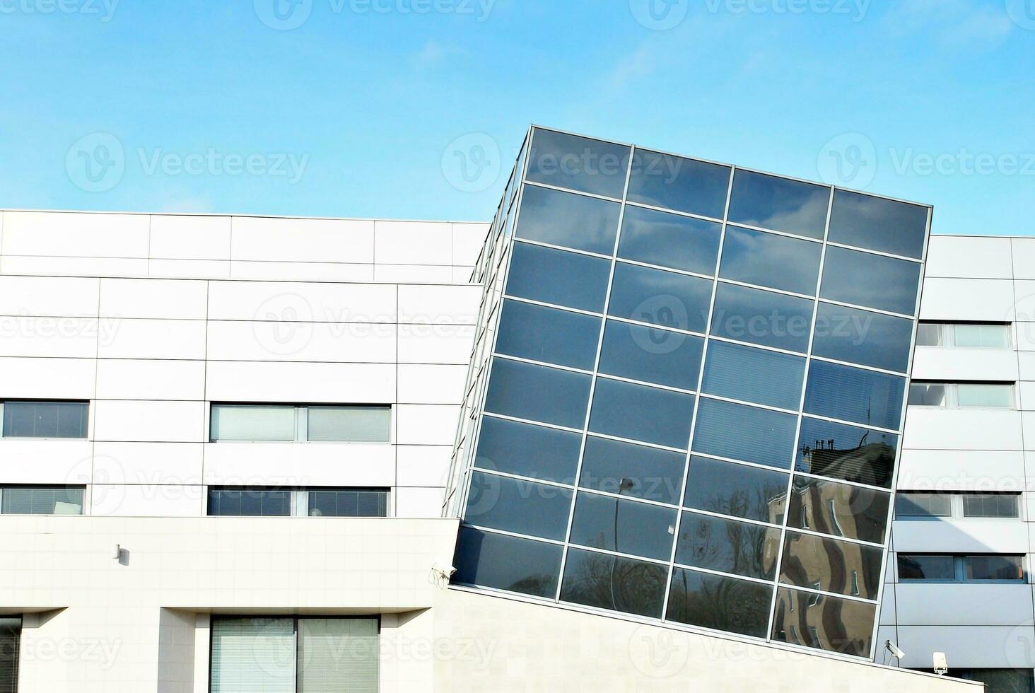 abstract detailopname van de glas bekleed facade van een modern gebouw gedekt in reflecterende bord glas. architectuur abstract achtergrond. glas muur en facade detail. foto