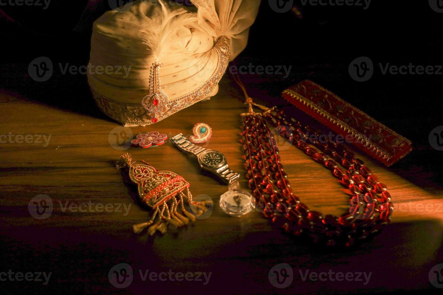 Indisch bruidegom traditioneel bruiloft sieraden en schoenen dichtbij omhoog foto