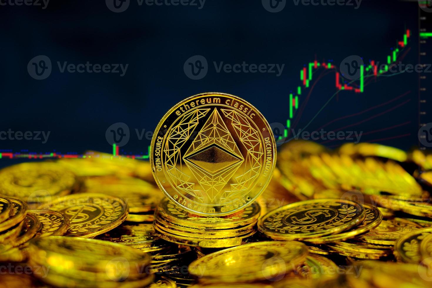 ethereum munt cryptocurrency op stapel gouden munten op de achtergrond van de computerhandelgrafiek foto