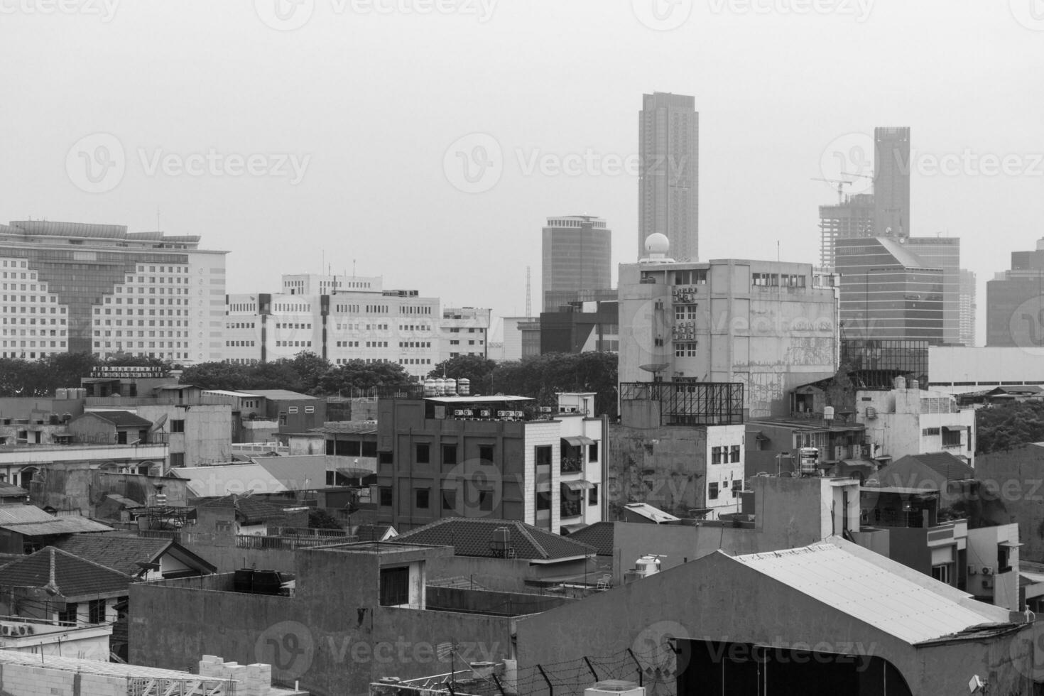 Indonesisch ochtend- visie in de stad van Jakarta gedurende een mooi ochtend- met zonsopkomst en hoog gebouwen foto