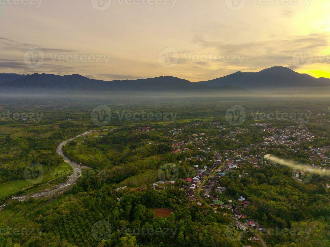 de schoonheid van de ochtend- panorama met zonsopkomst in Indonesië dorp foto