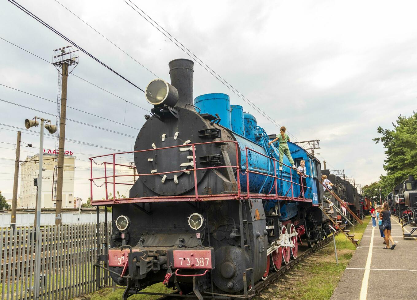 borst, Wit-Rusland - 25.08.2023 - bezoekers Bij de spoorweg museum. buitenshuis foto