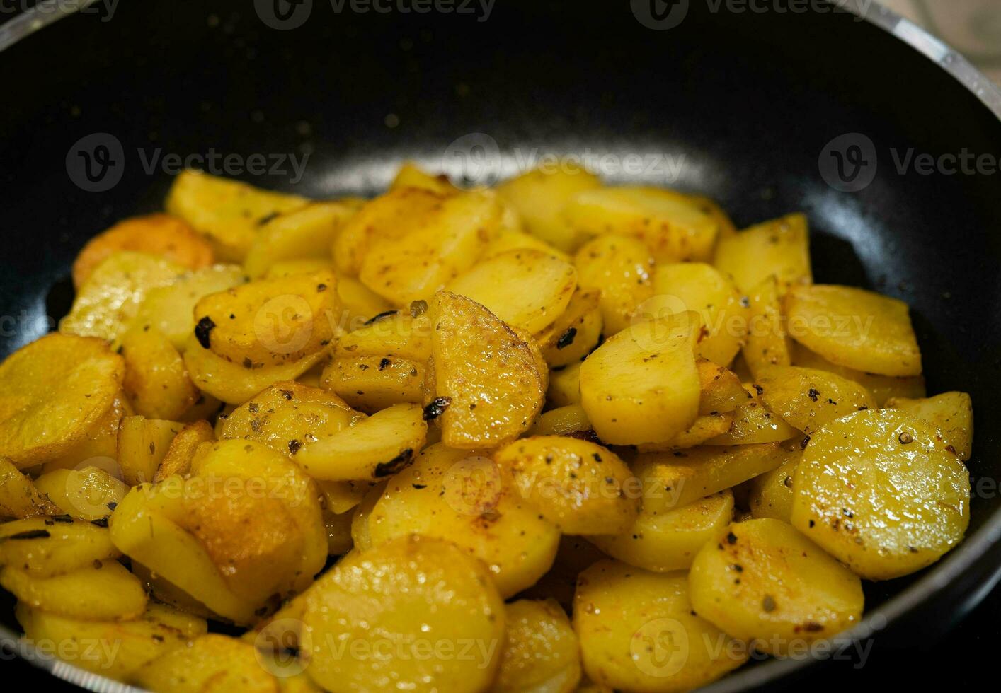 geroosterd aardappelen met spek uien en specerijen foto