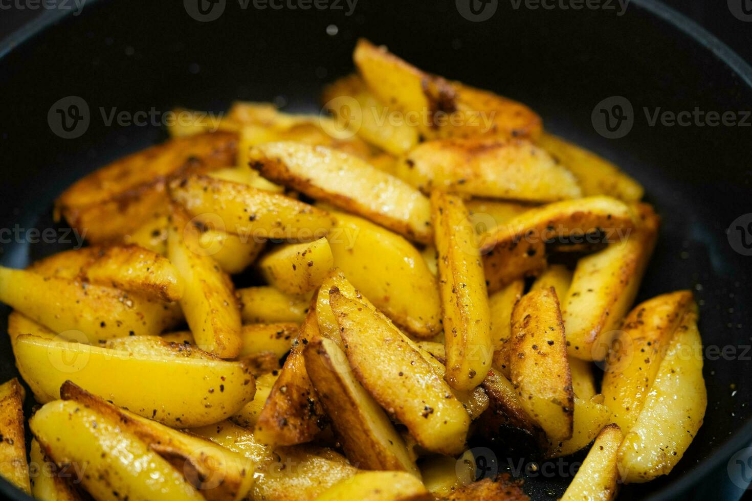 geroosterd aardappelen met spek uien en specerijen foto