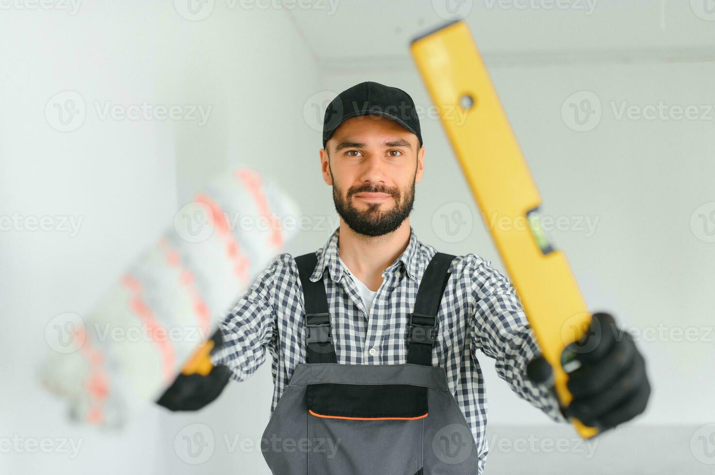 portret van een bouwer in de werkwijze van werken Aan een bouw plaats binnenshuis foto