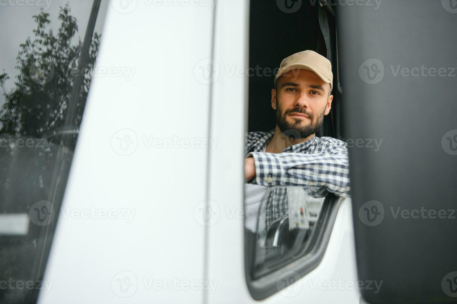 vrachtwagenchauffeur zitten in de cabine foto