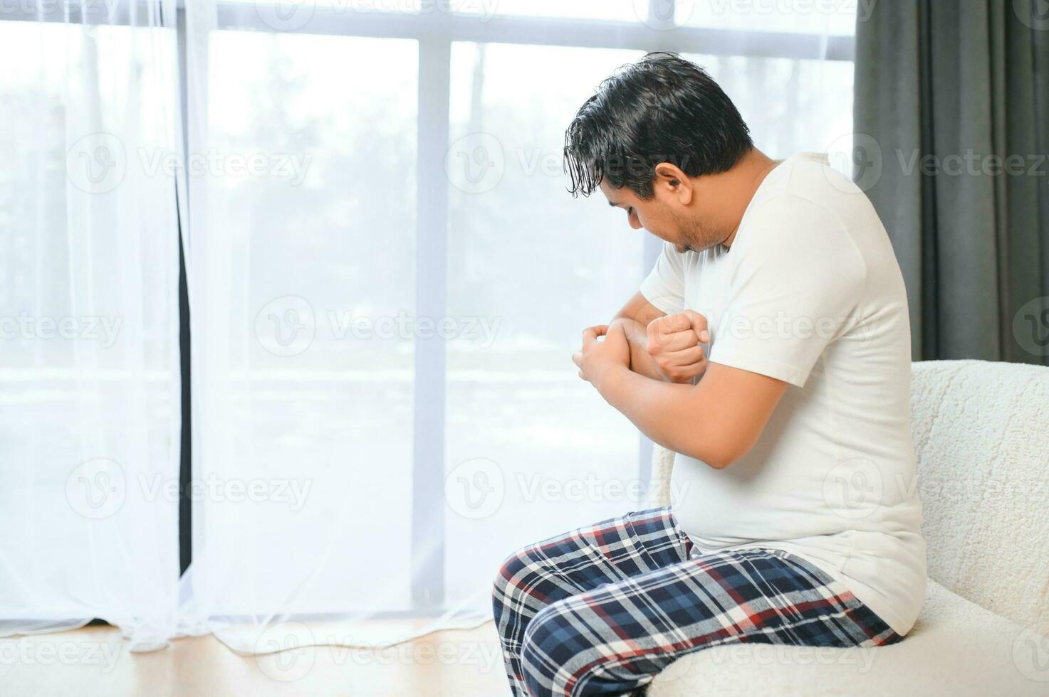 Indisch mannetje krabben zijn jeukend hand- ten gevolge naar huid allergie ziekte. foto