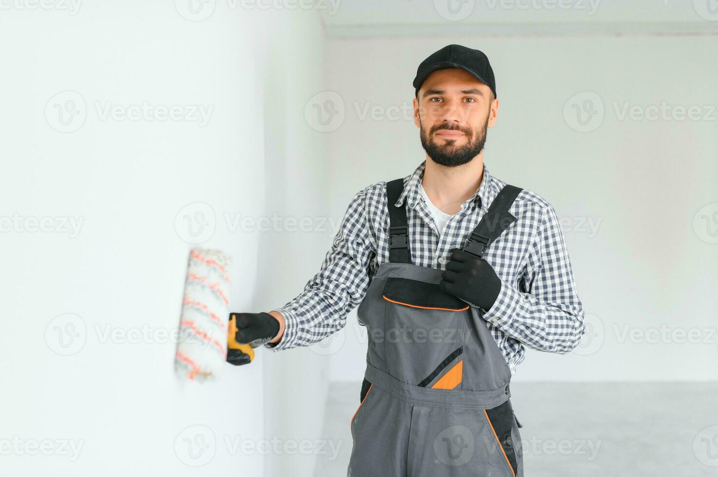 jong arbeider maken reparatie in kamer. foto