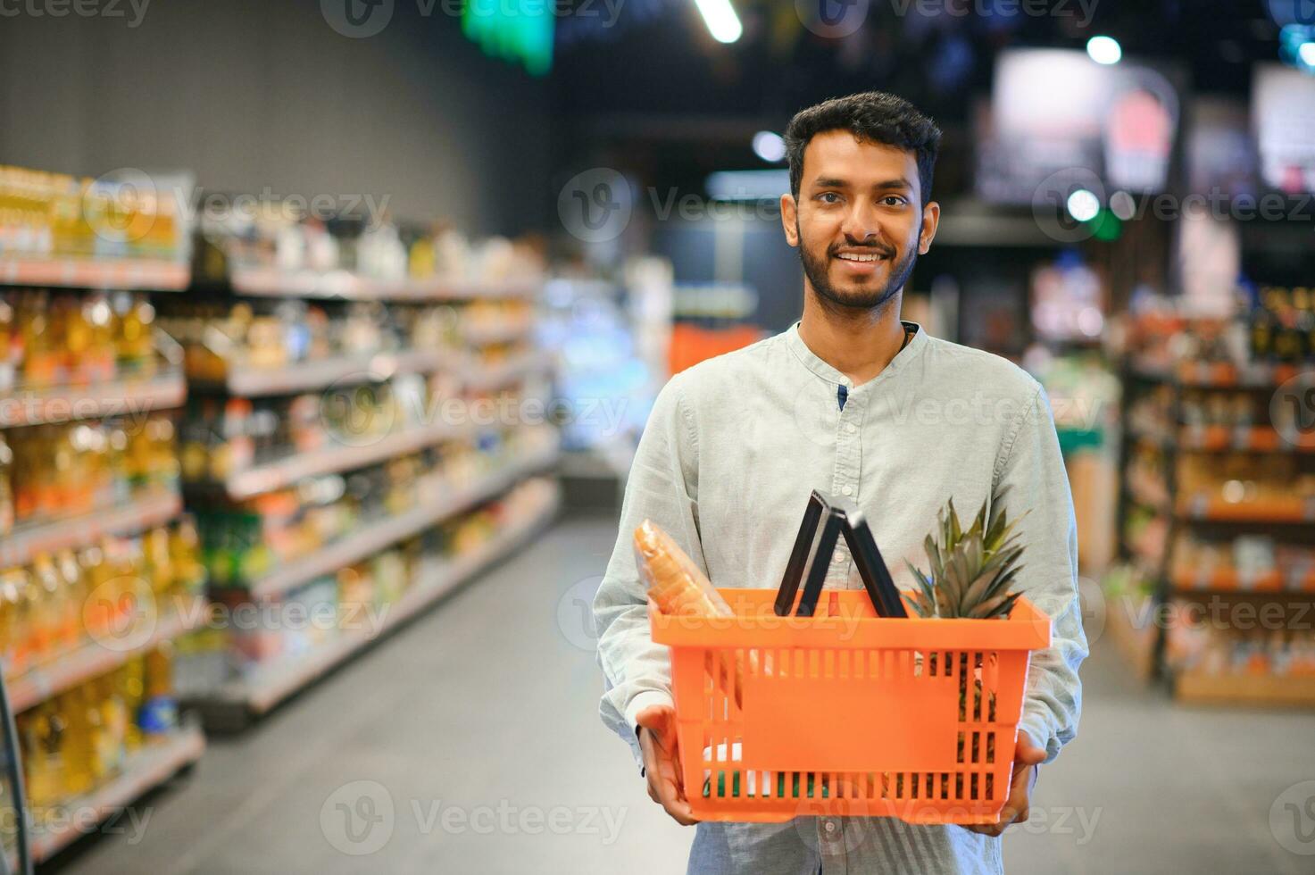 Mens Bij kruidenier op te slaan producten foto