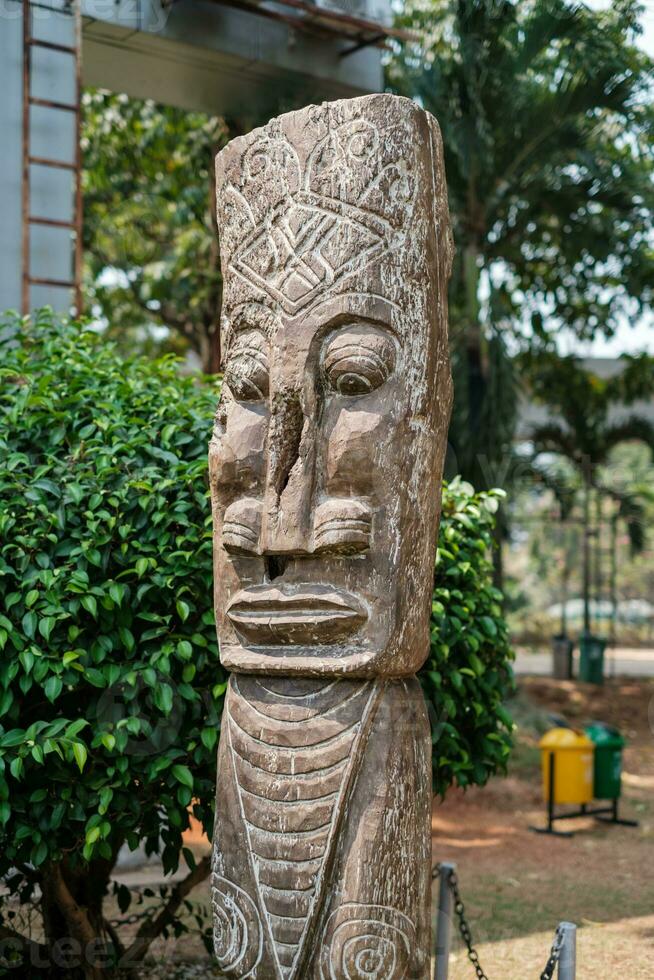 Indonesisch totem hout snijwerk standbeeld foto