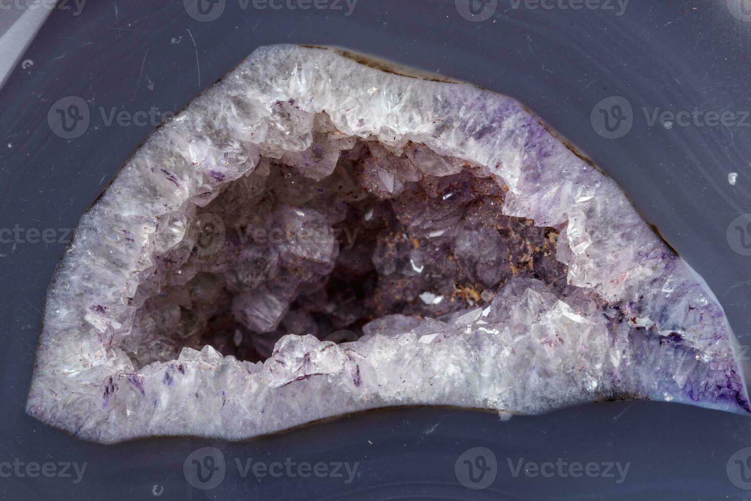 macro mineraal steen agaat ras een wit achtergrond foto