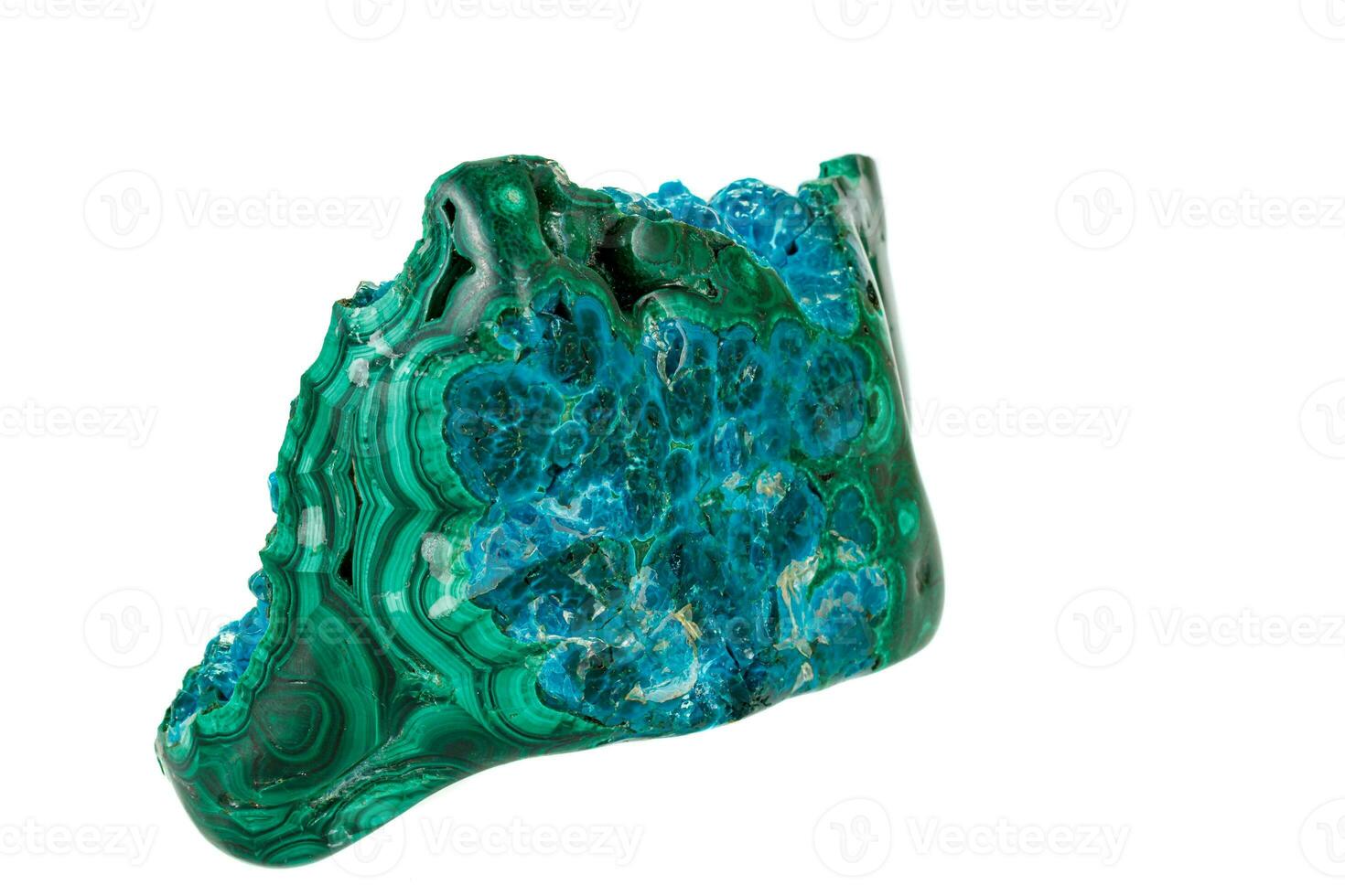 macro van een mineraal steen chrysocolla malachiet Aan een wit achtergrond foto