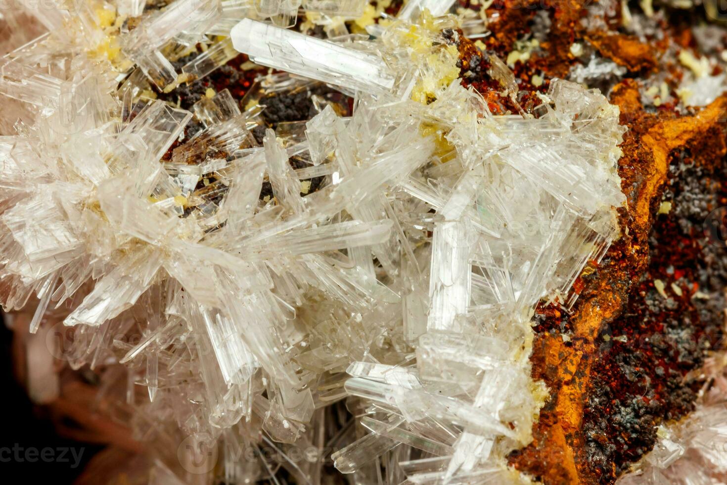 macro mineraal steen Kristallen hemimorfiet rots Aan een zwart achtergrond foto