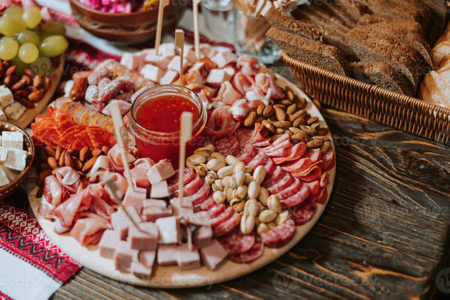 snacks Bij de bruiloft, kaas, worst, groenten, vlees producten, Kozakken tafel Bij de oekraïens bruiloft. foto
