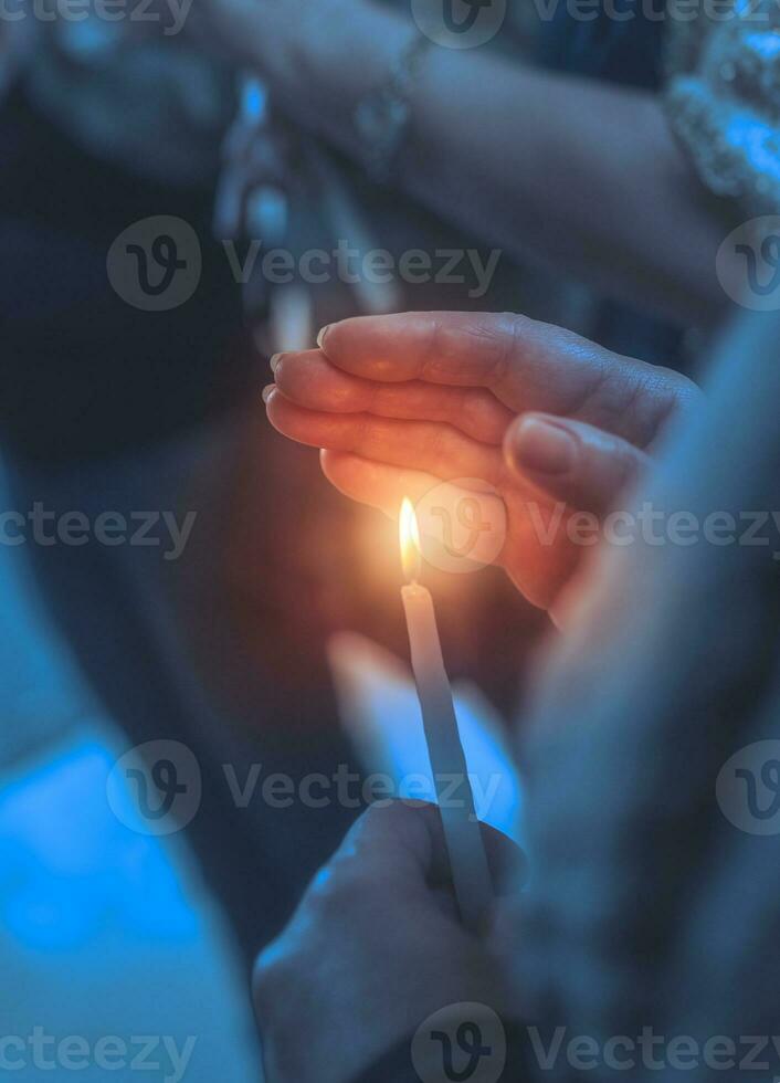 gelovige in een kerk met kaars foto