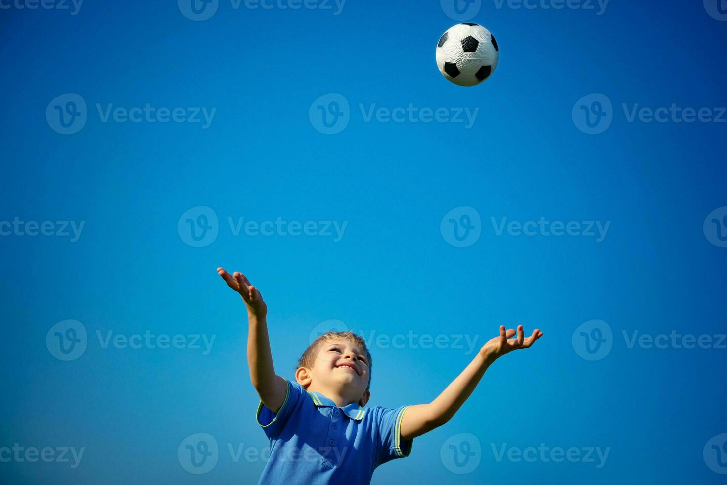 gelukkig jongen spelen bal foto