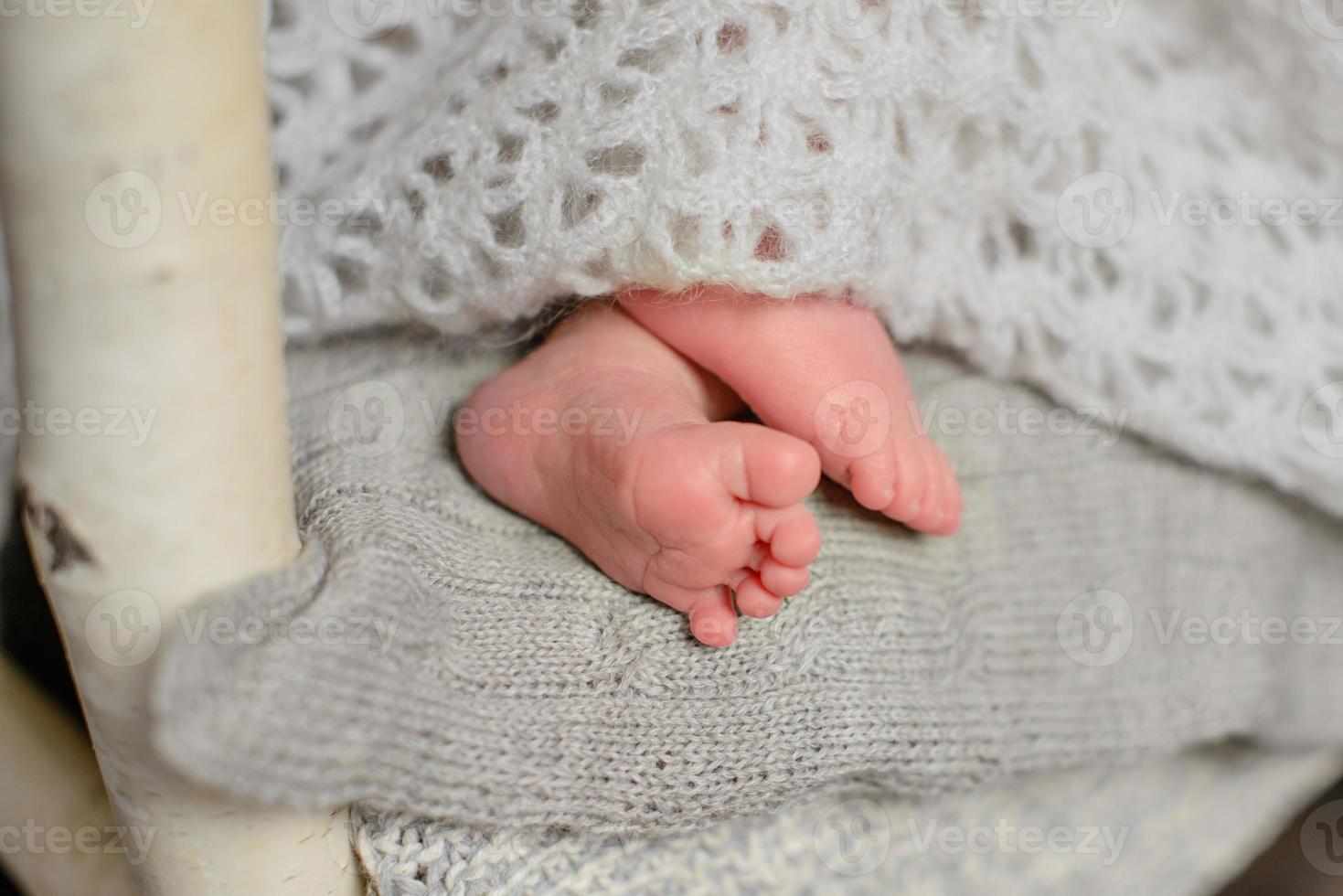 benen klein pasgeboren meisje van acht dagen oud in mooie outfit die schattig slaapt foto