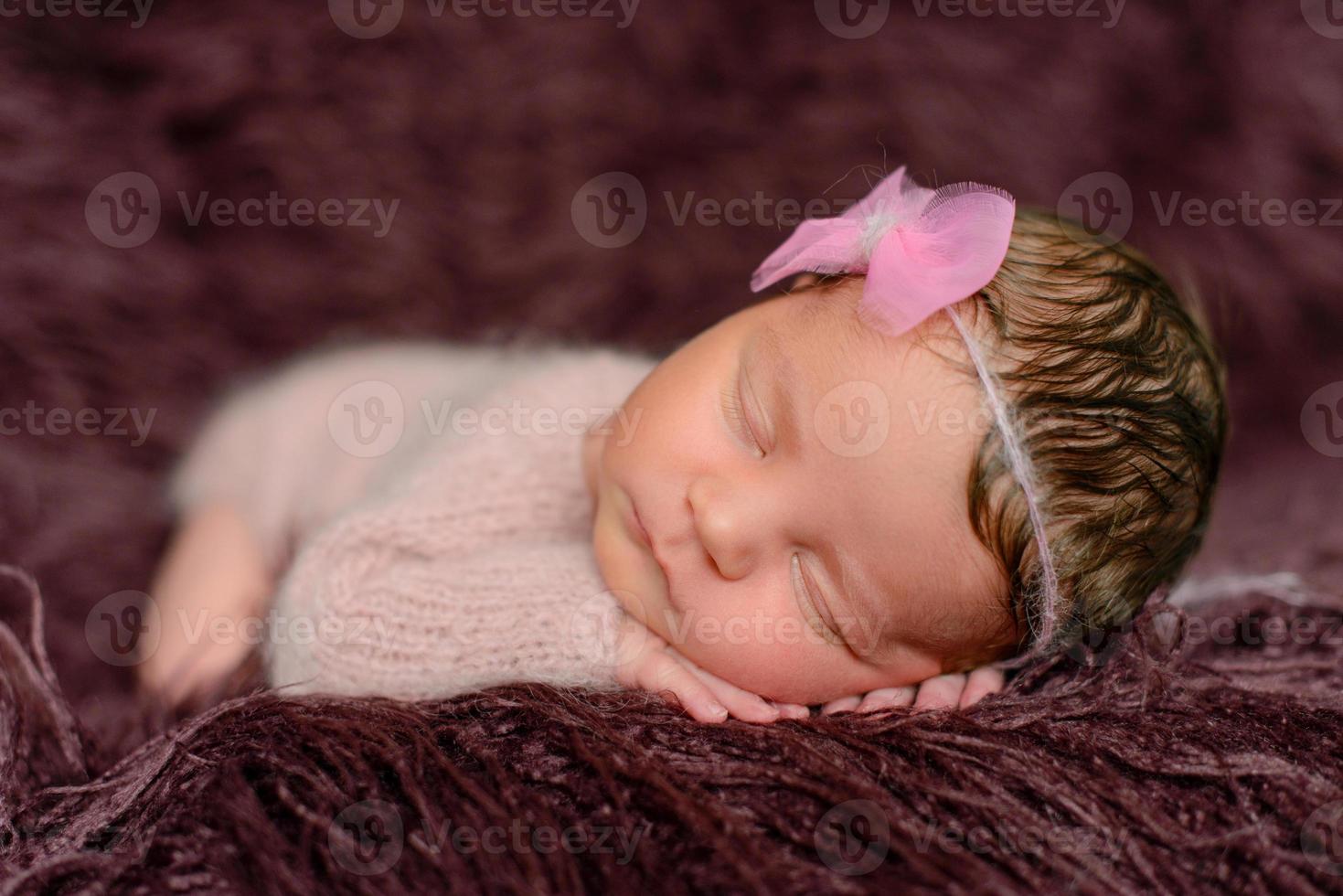 een klein pasgeboren meisje van acht dagen oud. close-up mooie slapende baby meisje foto