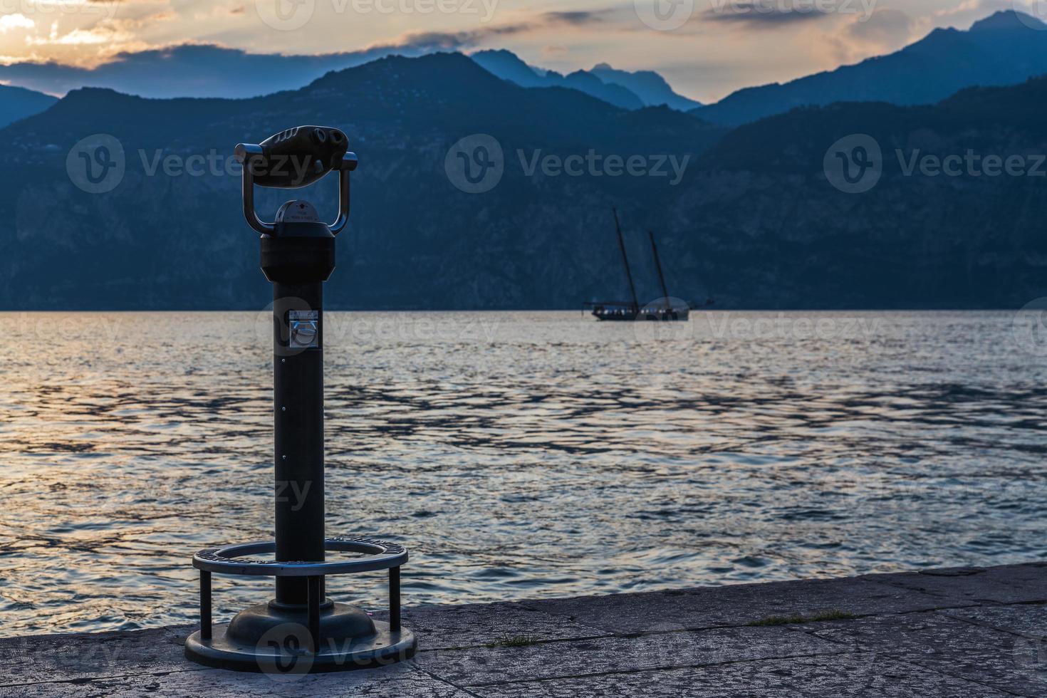 zonsondergang aan het gardameer. malcesine. foto