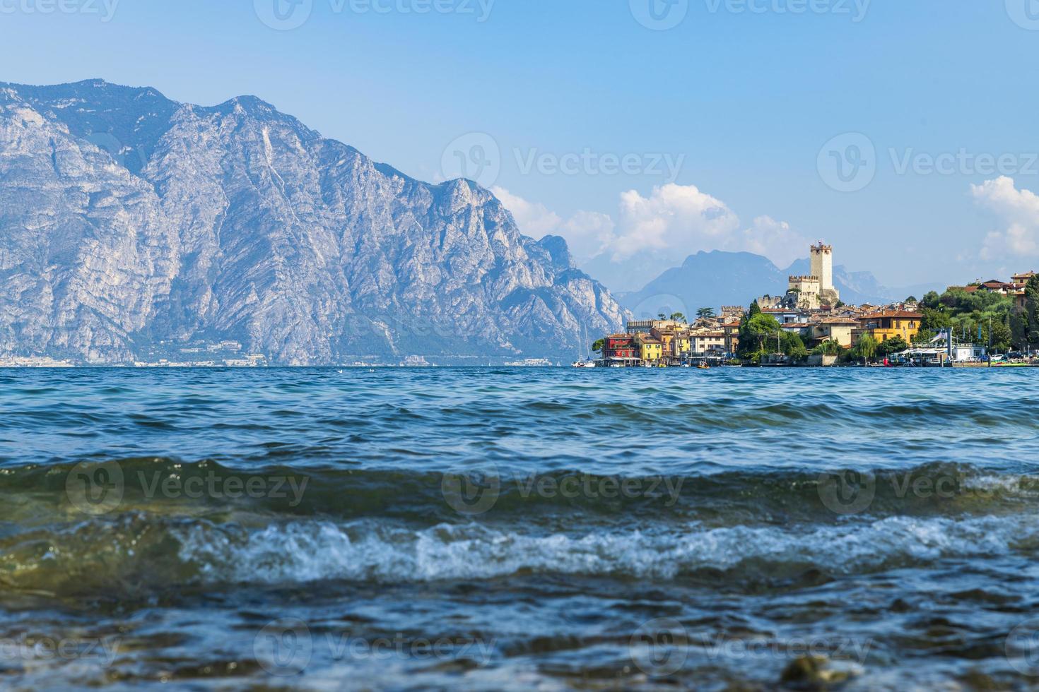 Gardameer en het historische centrum van Malcesine. foto